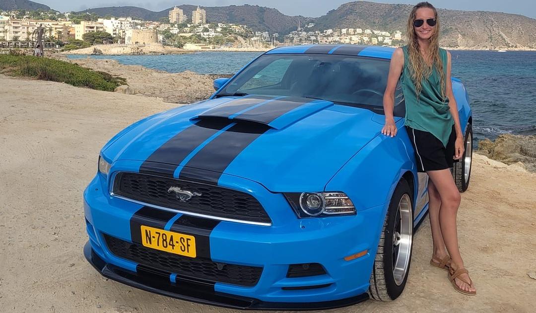 Blikvangers: deze 24-jarige vrouw heeft een Ford Mustang V6 Coupe Premium : 'Mensen verwachten geen vrouw in zo'n auto'