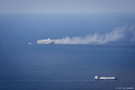 Brandend vrachtschip Ameland: situatie onveranderd