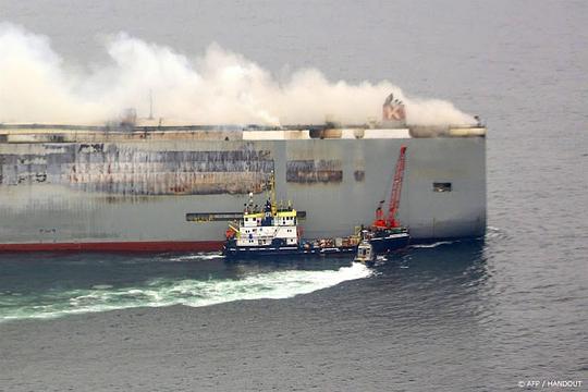 Brandend vrachtschip Fremantle Highway nog 33 kilometer voor de boeg