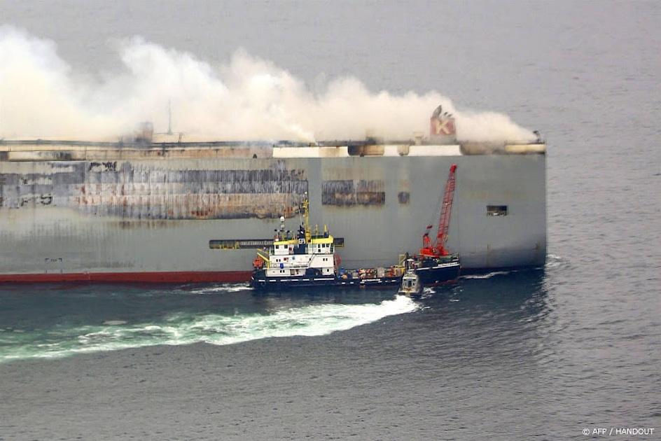 Brandend vrachtschip Fremantle Highway nog 33 kilometer voor de boeg