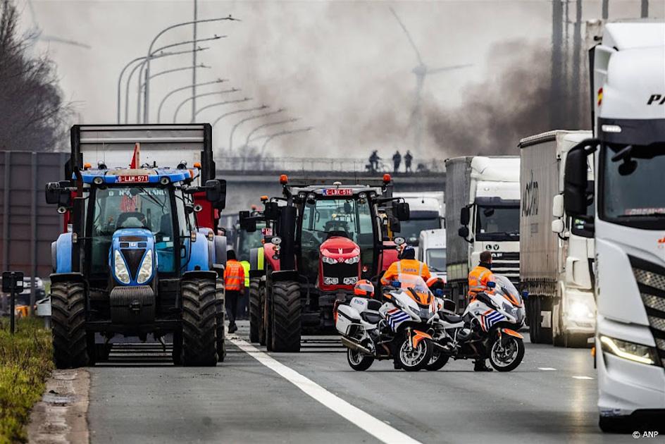 Grensovergang A2 van Maastricht naar Luik geblokkeerd door boeren
