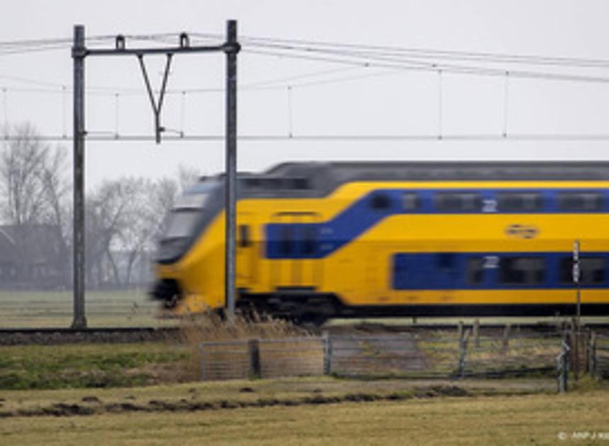 Trein ontspoort bij botsing bestelbusje, chauffeur zwaargewond naar ziekenhuis chauffeur zwaargewond naar ziekenhuis 