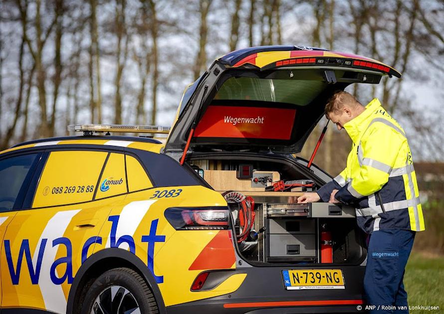 Hulpverleners van ANWB gaan auto's repareren bij Gardameer