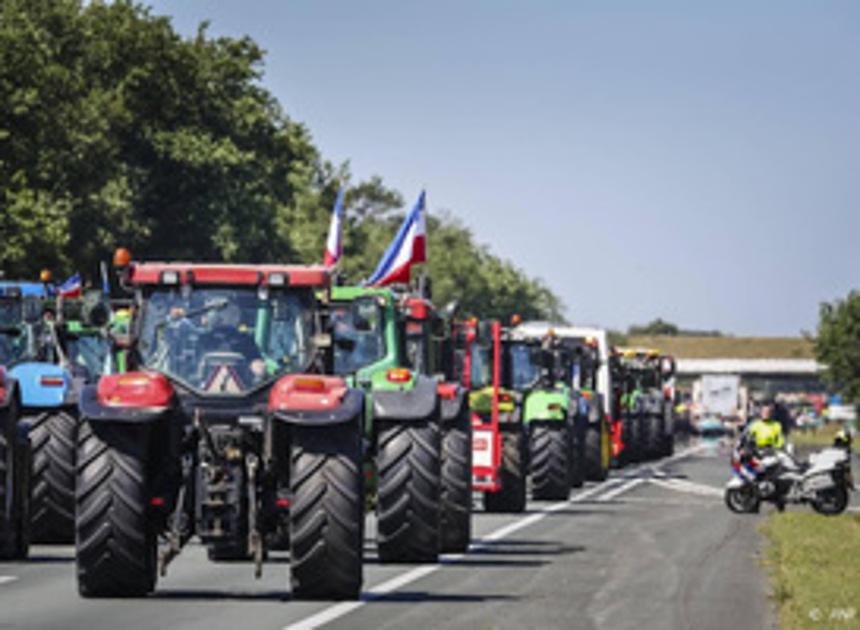 Tientallen tractoren rijden van Hoogeveen richting Assen op de A28
