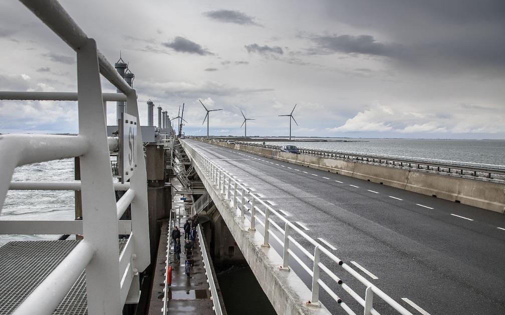 Test: Deltawerken Maeslantkering en Hartelkering even gesloten