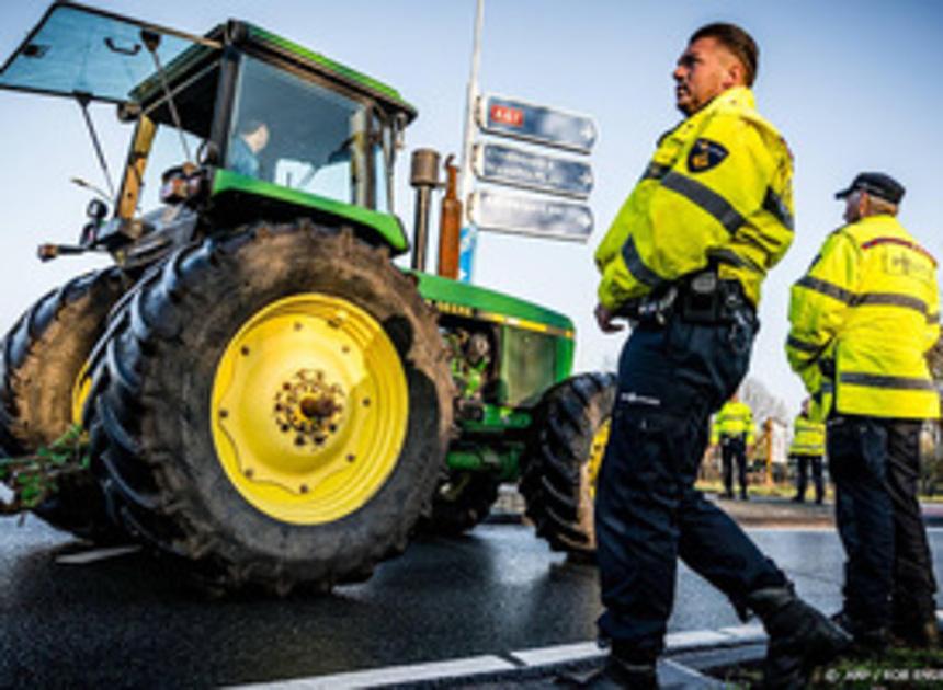 Eén van de door boeren geblokkeerde rijstroken op de A67 gaat weer open