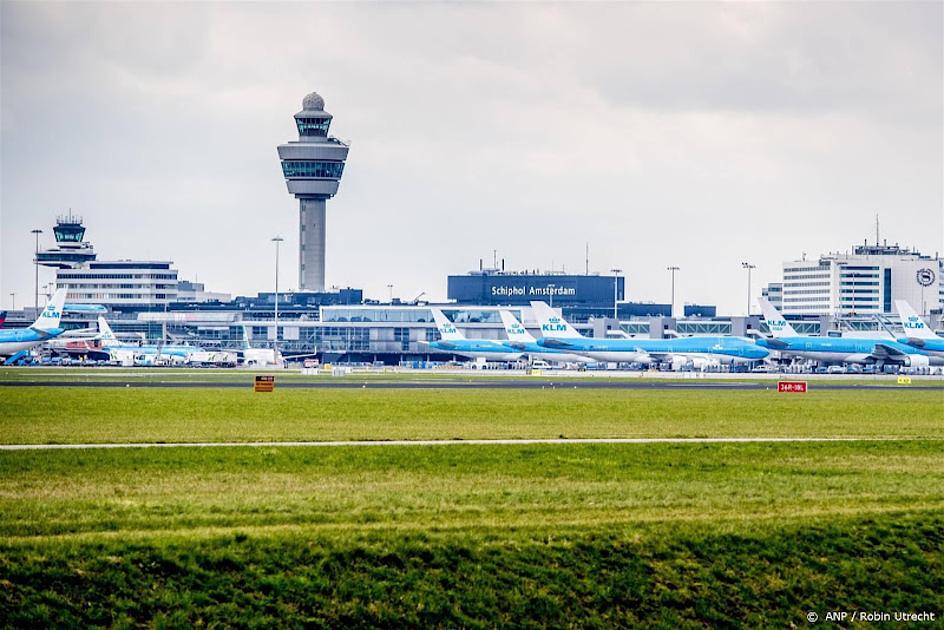 Marechaussee houdt actievoerders Extinction Rebellion aan bij protest op Schiphol