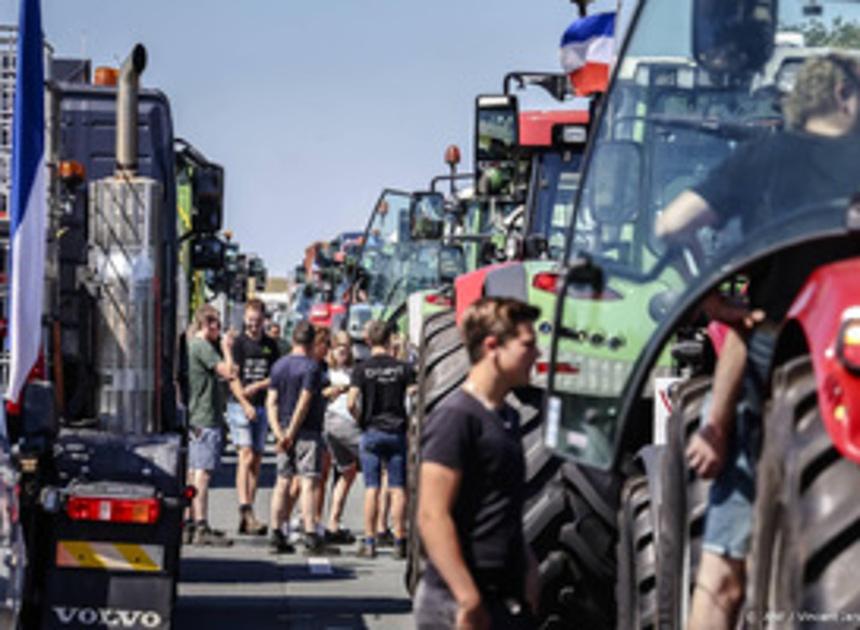 Boeren blokkeren met tientallen trekkers de A67 in Brabant 