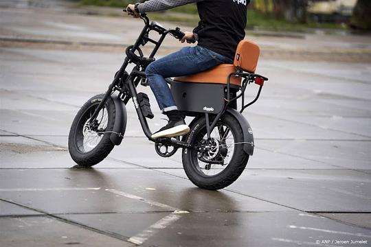 Jongens op fatbikes slaan vrouwelijke hardlopers op hun billen in Amsterdam 