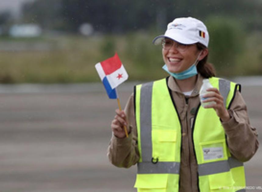 KLM-piloot helpt Vlaams-Britse tiener die rond de wereld vliegt