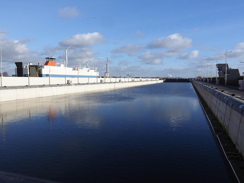 Twee enorme pijlers geplaatst in Zoutdam IJmuiden