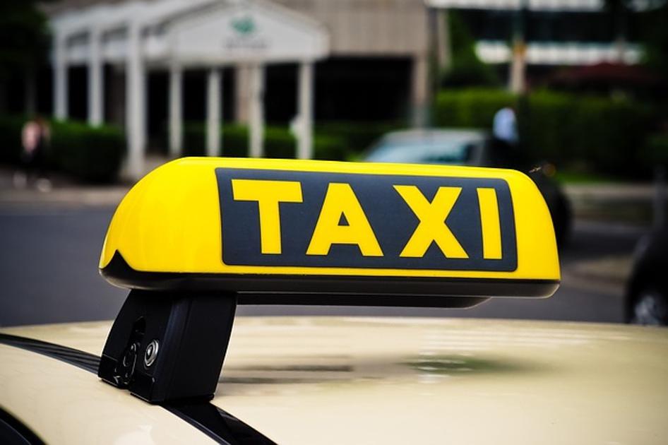 Taxistaking in Amsterdam op avond van Canal Parade
