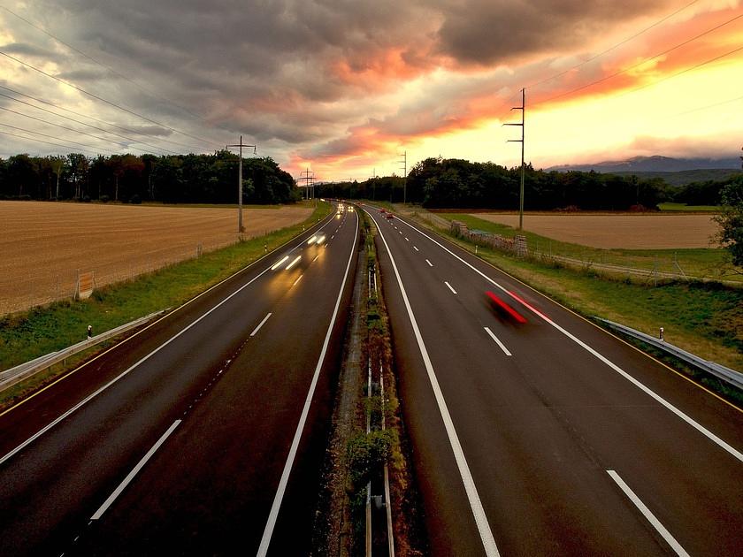 auto's op snelweg met verlichting