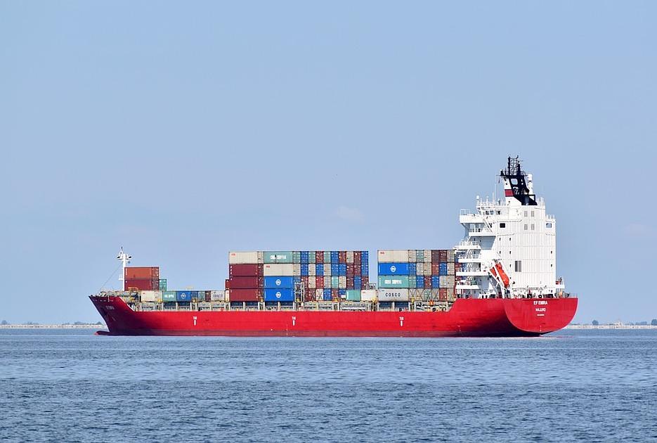Vrachtschip veilig in haven Stavoren na lozen van schelpen