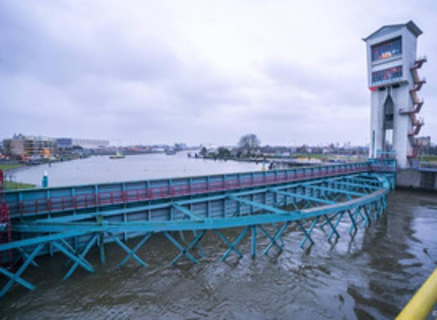 Rijkswaterstaat opent Oosterscheldekering in Zeeland weer