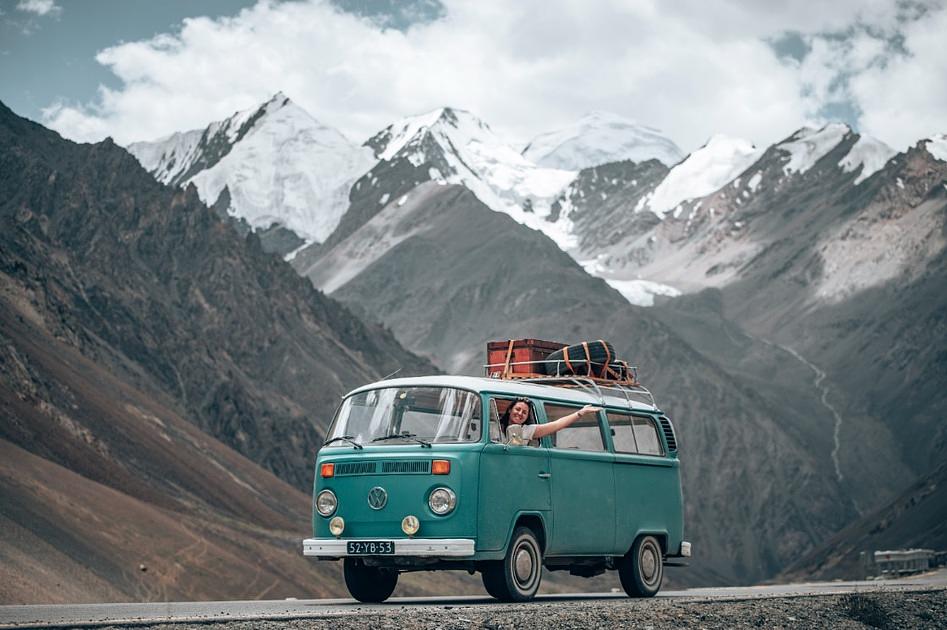 Blikvangers: deze 36-jarige vrouw heeft een Volkswagen T2 uit 1976 : 'Beetje roestig en met wat deuken maar het was liefde op het eerste gezicht'