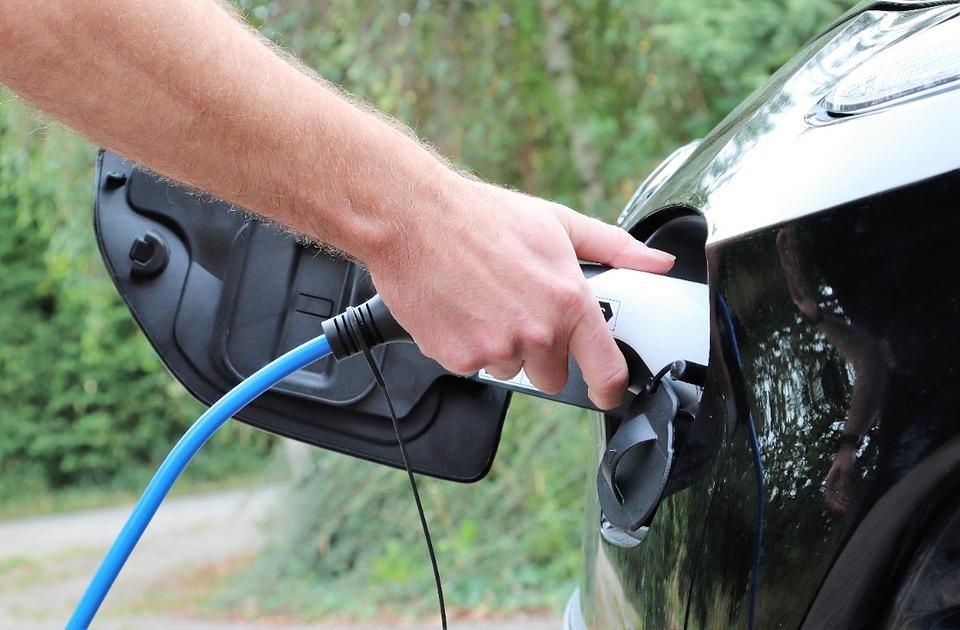 Elektrische auto 16% duurder om te verzekeren dan benzineauto