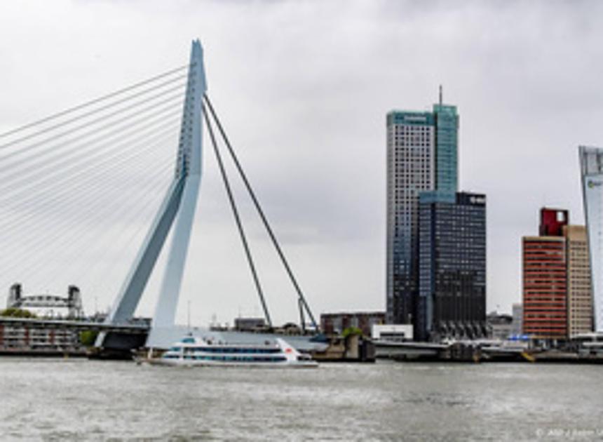 Aanvaring tussen boten bij Erasmusbrug in Rotterdam