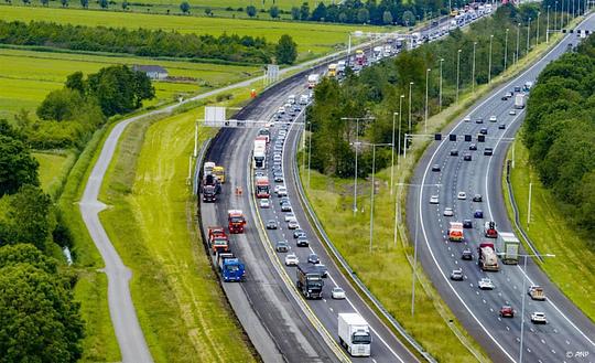 Nederlander rijdt in steeds zwaardere, langere en bredere auto