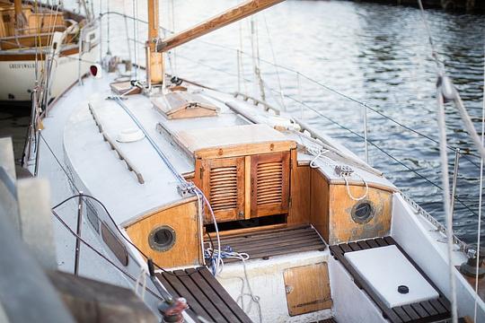 Schipper vaart onder een te lage brug door en sloopt daarmee de kajuit 
