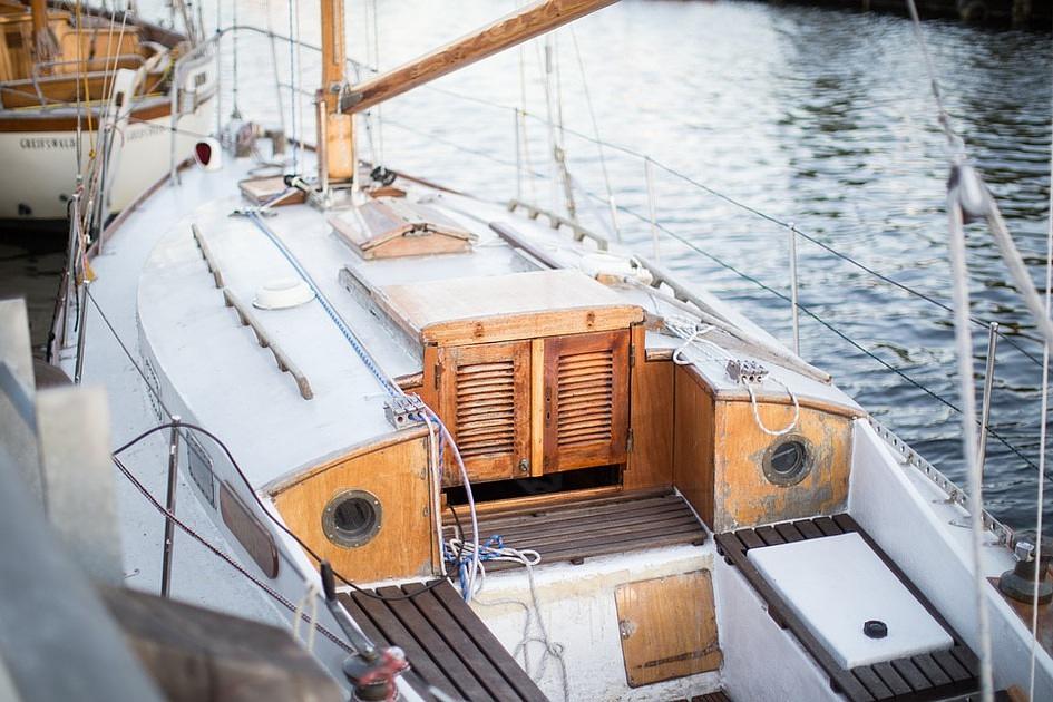 Schipper vaart onder een te lage brug door en sloopt daarmee de kajuit