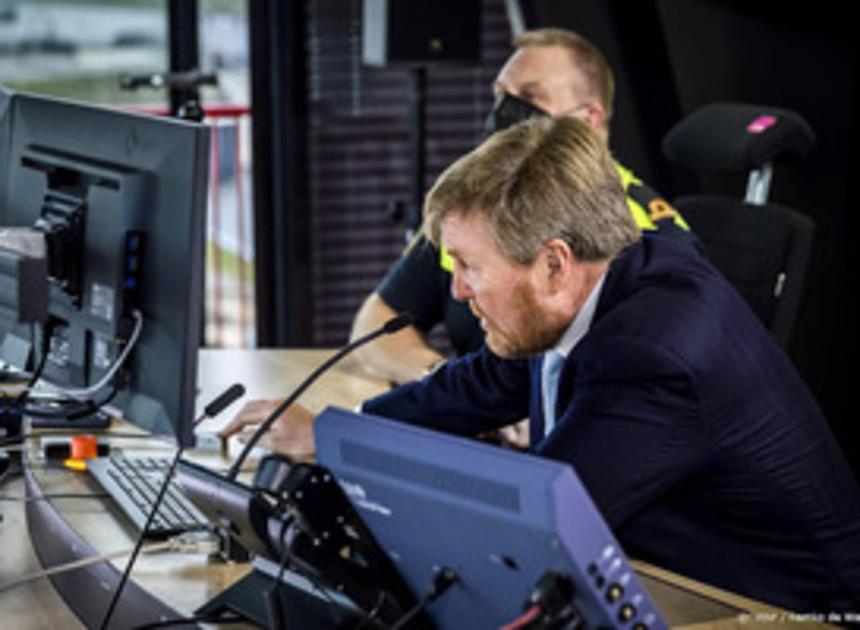 Koning Willem-Alexander opent zeesluis IJmuiden