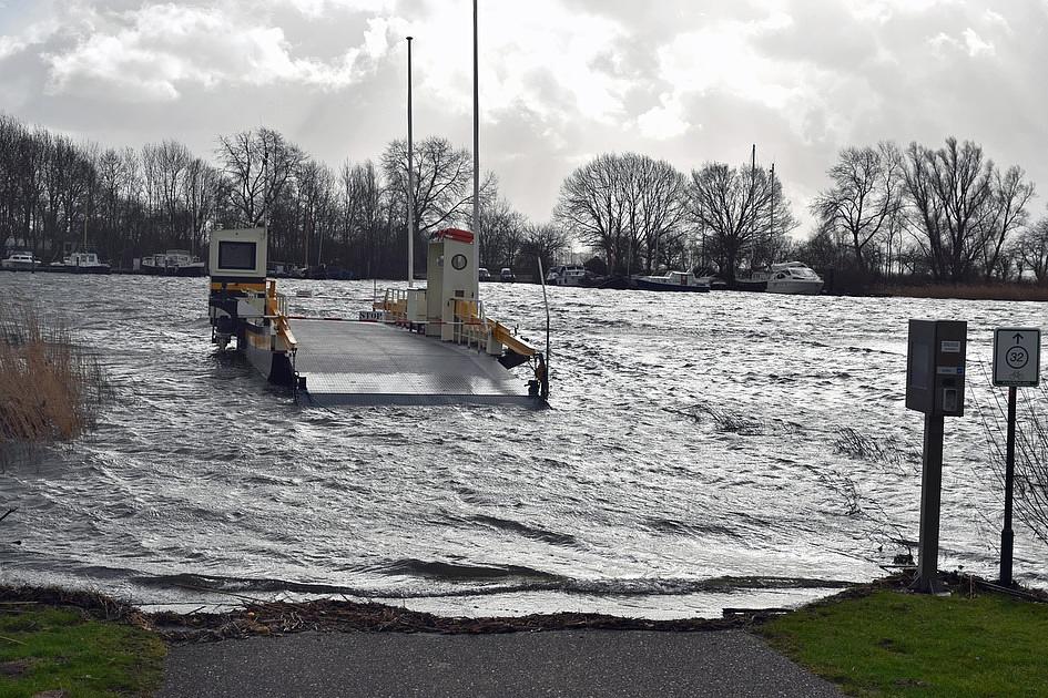 Vanwege hoogwater sluit Vlaardingen een deel van de kade voor verkeer 