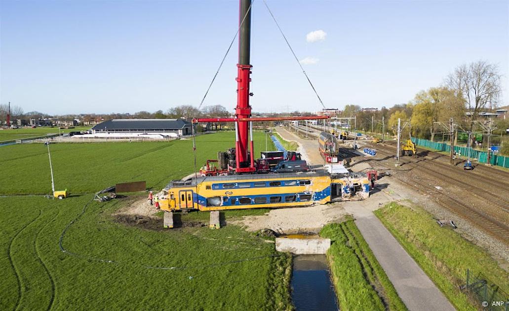 Eerste trein sinds ongeluk rijdt lang station Voorschoten