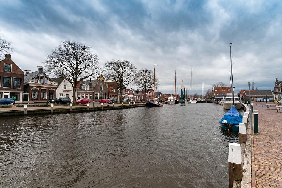 Binnenvaartschip kapseist bij lossen big bags in Lemmer 