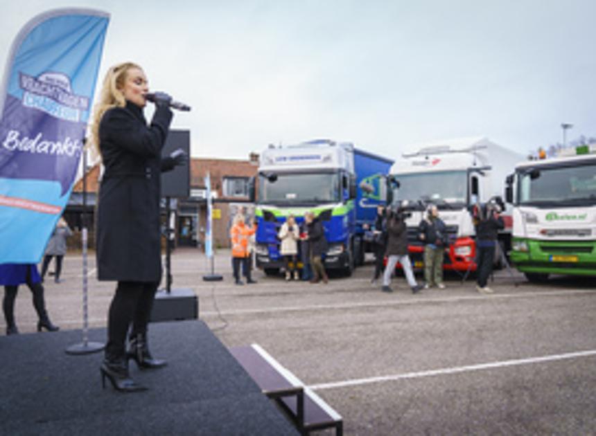 Samantha Steenwijk brengt ode aan chauffeurs bij start Dag van de Vrachtwagenchauffeur