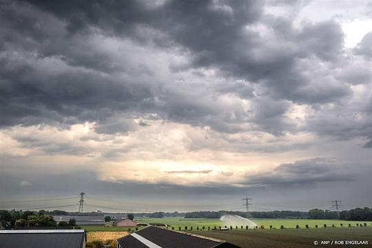 Code geel in deel Nederland: regen, onweer en windstoten