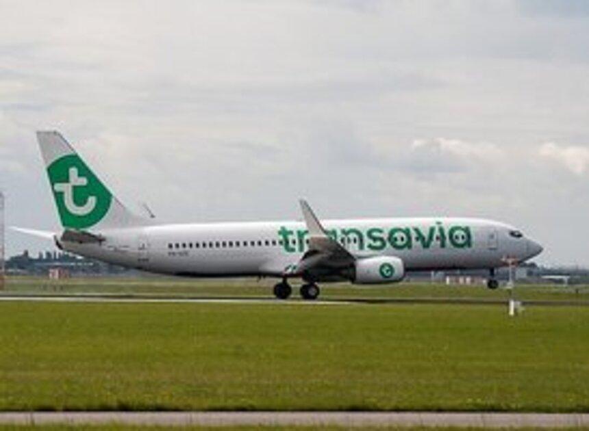 Boeing van Transavia wijkt uit naar Schiphol vanwege ooievaar