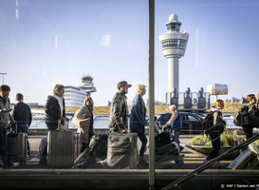 Vakantiegangers nemen lange wachtrijen op Schiphol voor lief 