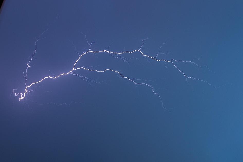 Code geel voor heel Nederland: buien en windstoten