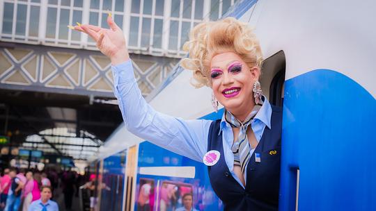 Station Zaandam in alle kleuren voor Roze Zaterdag 