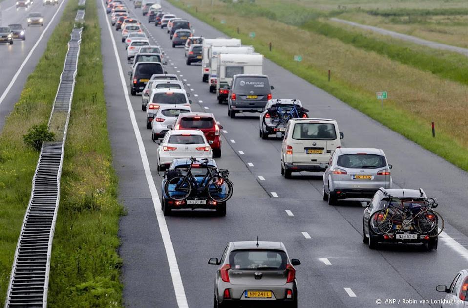 Drukke wegen rond middaguur door meivakantie en zware buien