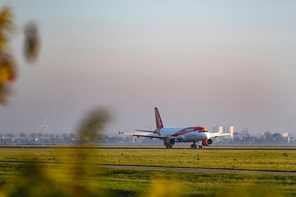 Deel schitterende zonnepanelen bij Polderbaan moet weg, maar Schiphol vreest voor augustus