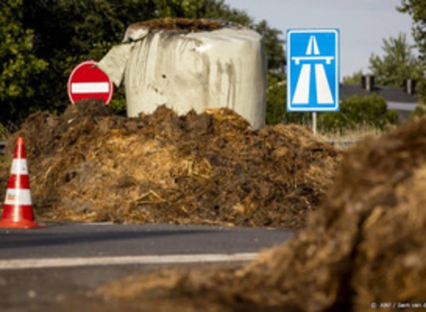 Hinder voor verkeer door boeren: wegen afgesloten door afval en hooibalen