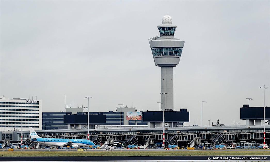Op Schiphol zijn dinsdag vluchten vertraagd en geannuleerd door buien