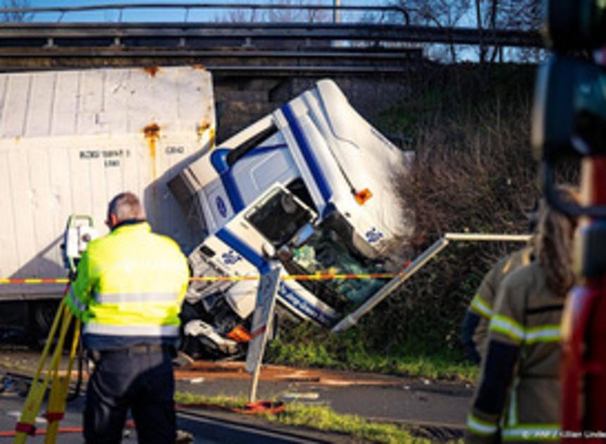 Na ongeval met vrachtwagen zijn de wegen bij Gorinchem weer vrijgegeven