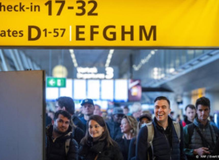 Luchtvaartsector en Schiphol om tafel over chaos op luchthaven