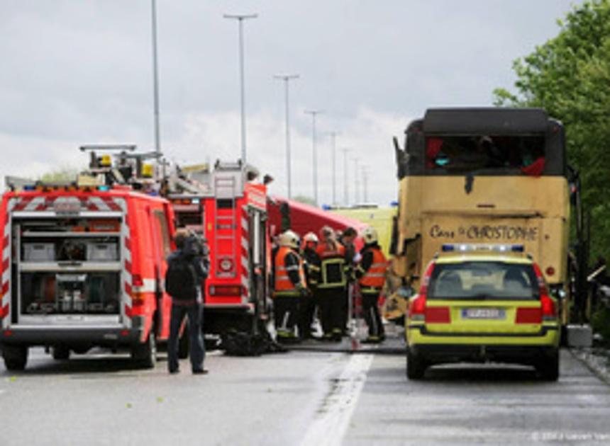 Nederlandse touringcar vol ouderen rijdt in België in op vrachtwagen