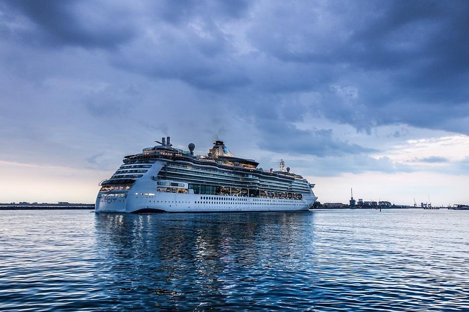 Eerste 100 asielzoekers aangekomen op cruiseschip in Amsterdam