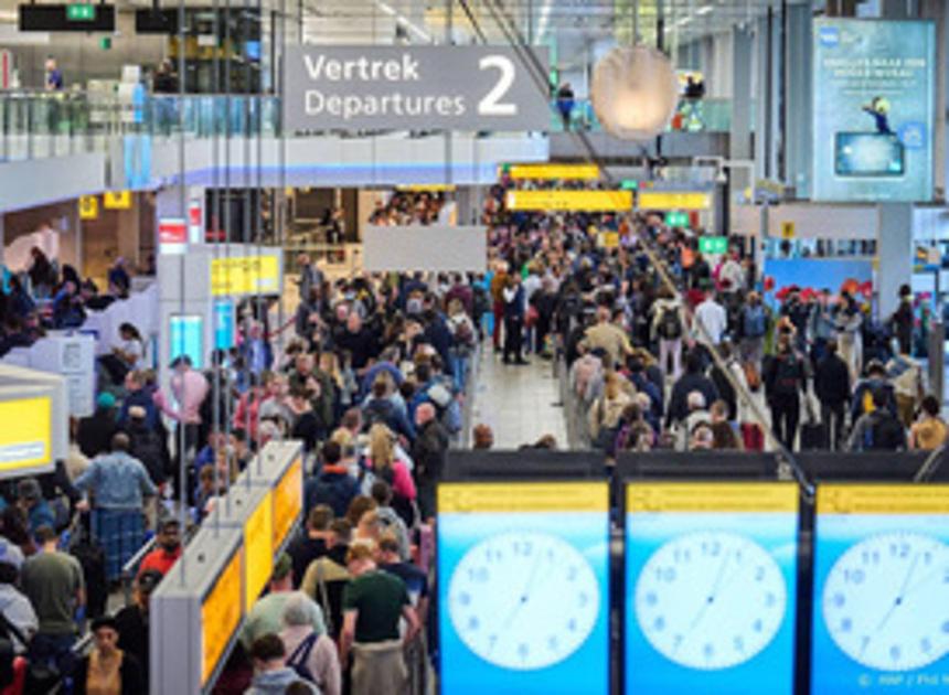 In de vertrekhallen van Schiphol staan weer lange rijen 