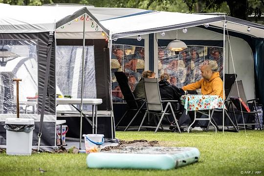 Nederlanders minder vaak op vakantie in eigen land en vaker met vliegtuig