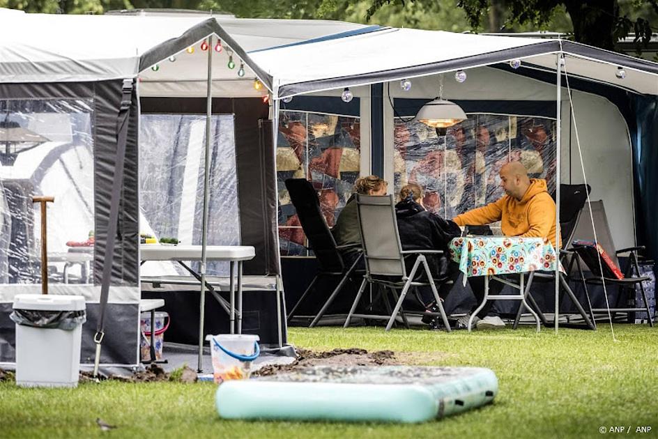 Nederlanders minder vaak op vakantie in eigen land en vaker met vliegtuig