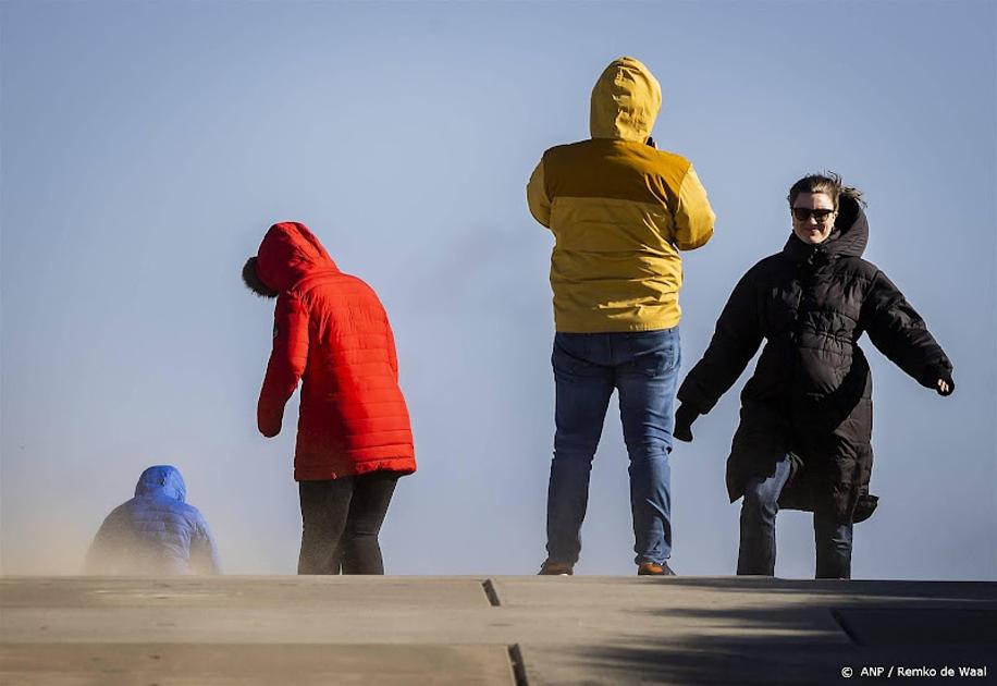 Vanwege zware windstoten code geel in bijna heel Nederland