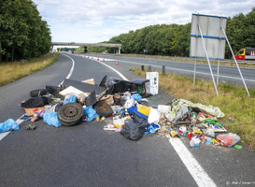 Man op heterdaad betrapt tijdens dumpen afval op A18 