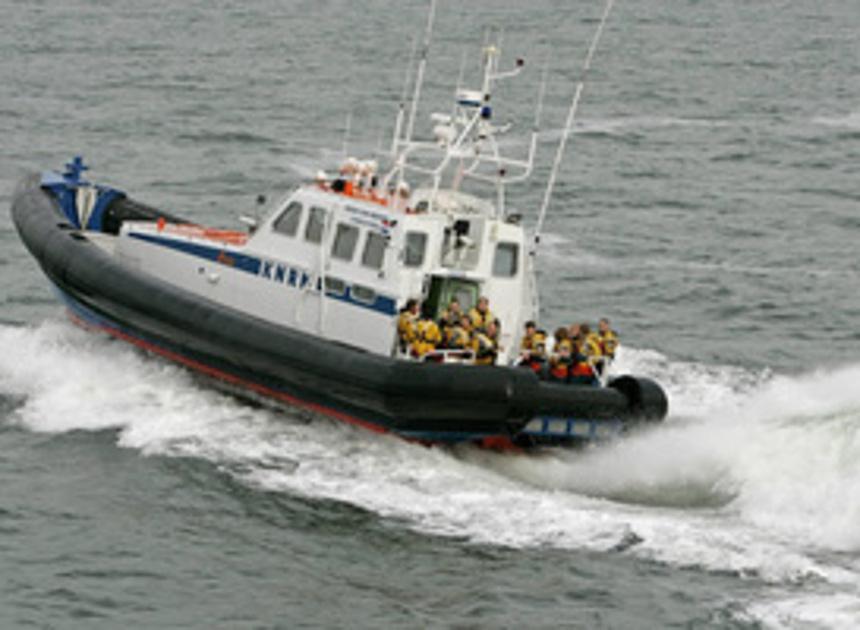 Twee reddingsboten naar botsing tussen twee schepen bij kust IJmuiden 