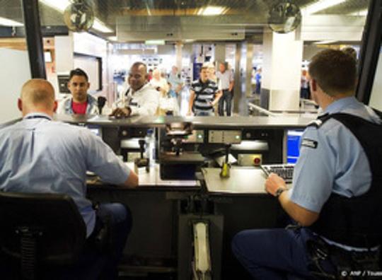 Paspoortcontrole op Schiphol loopt geen vertraging op want Marechaussee heeft geen personeelstekort 